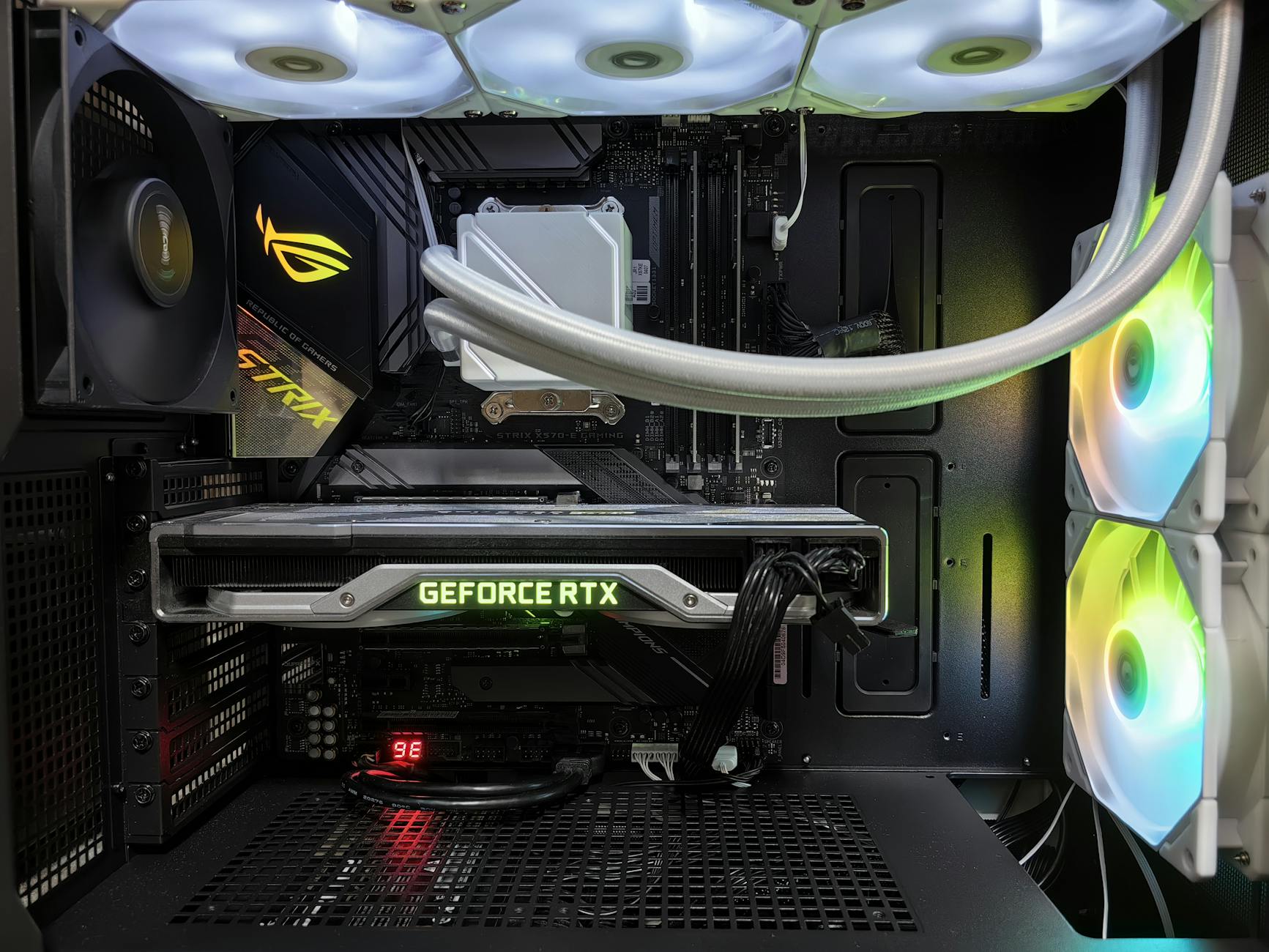 Wnętrze czarnej obudowy gaming PC z kartą GeForce RTX i podświetleniem RGB