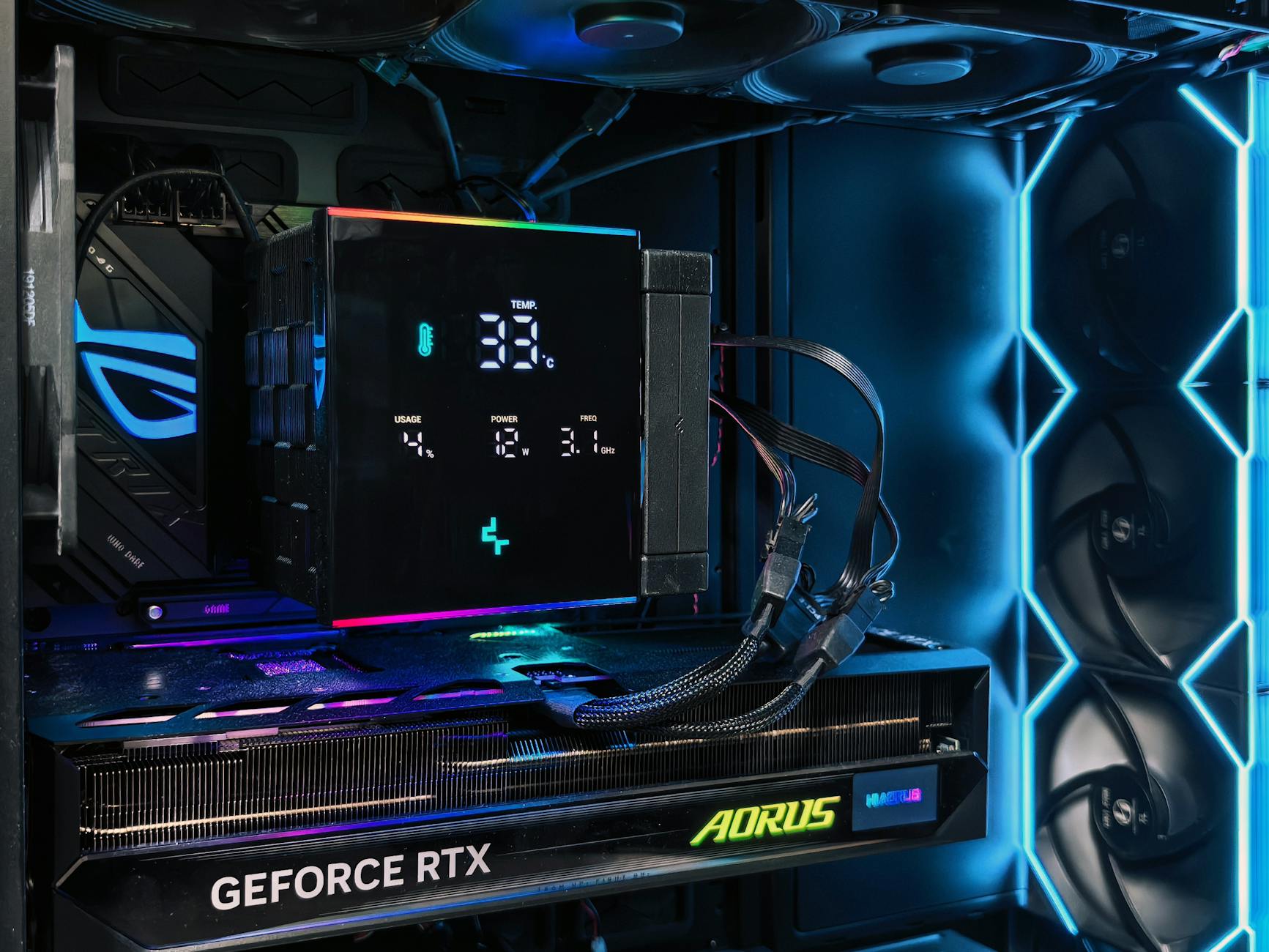 Wnętrze komputera do gier z kartą AORUS i podświetleniem RGB