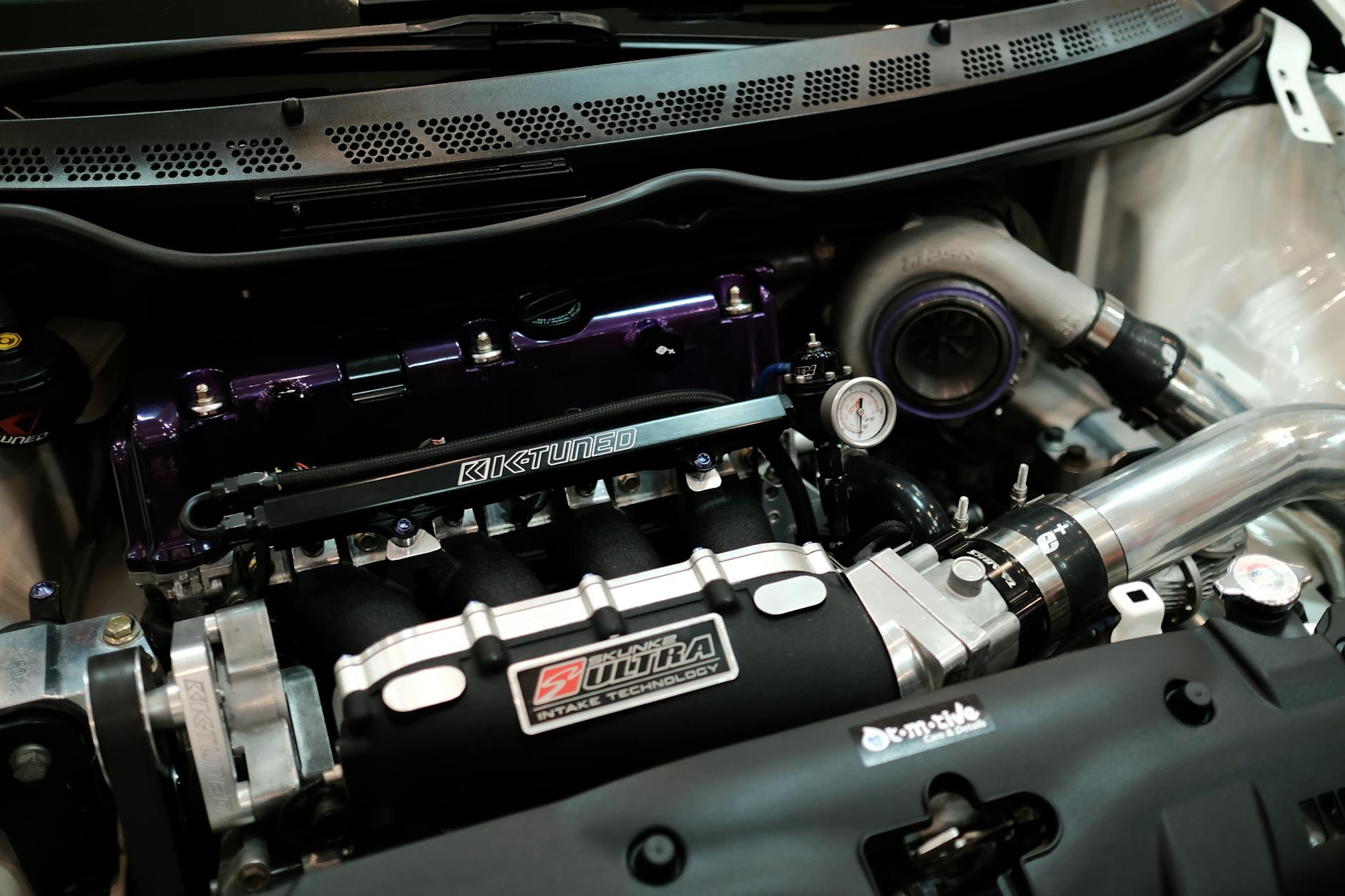 Zbliżenie na zmodyfikowany silnik Maserati z turbosprężarką