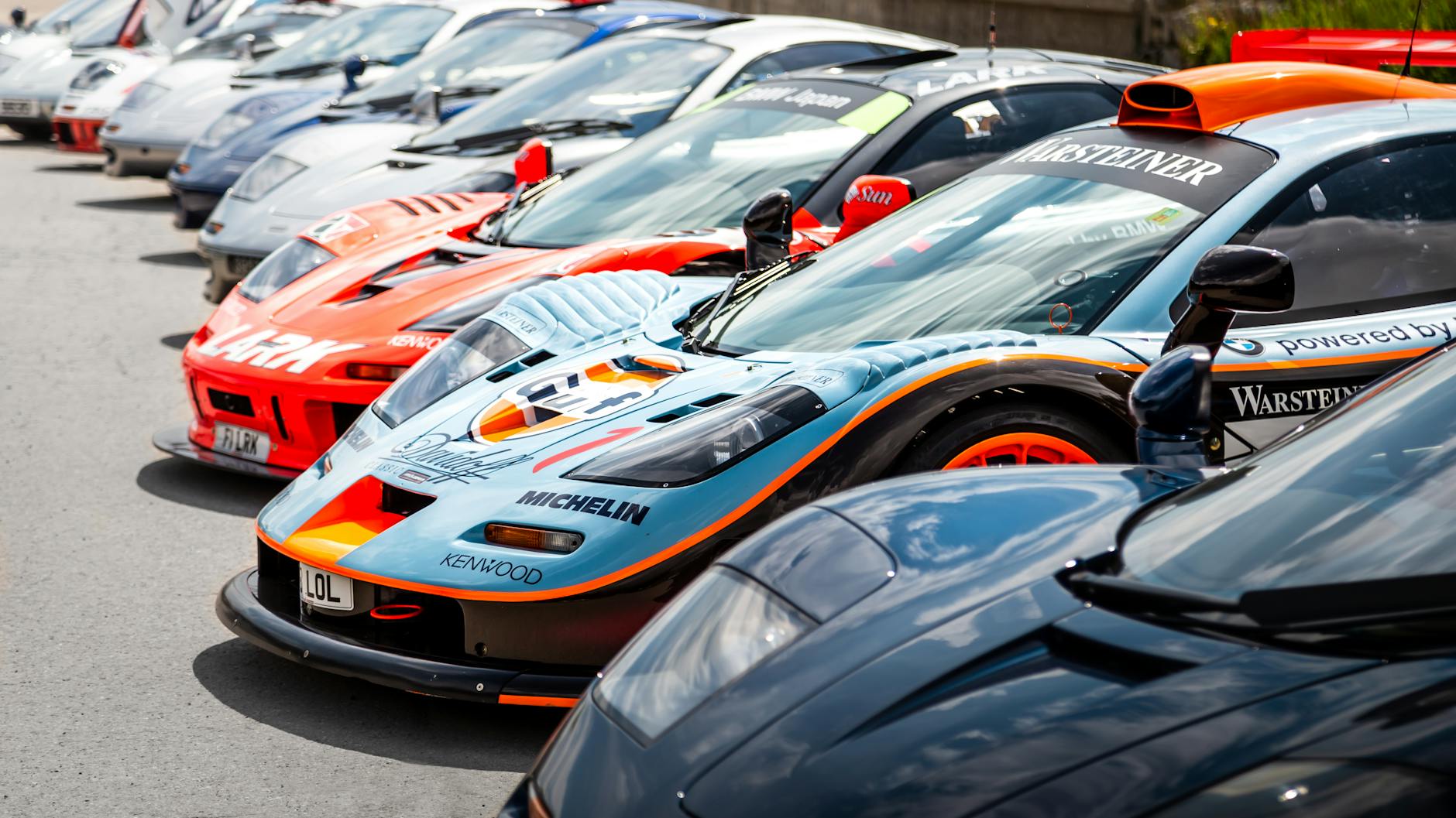 Cayenne, Macan czy Panamera: które używane Porsche najlepiej sprawdza się jako pierwszy krok w markę Klasyczne sportowe auta ustawione w rzędzie na zlocie fanów motoryzacji