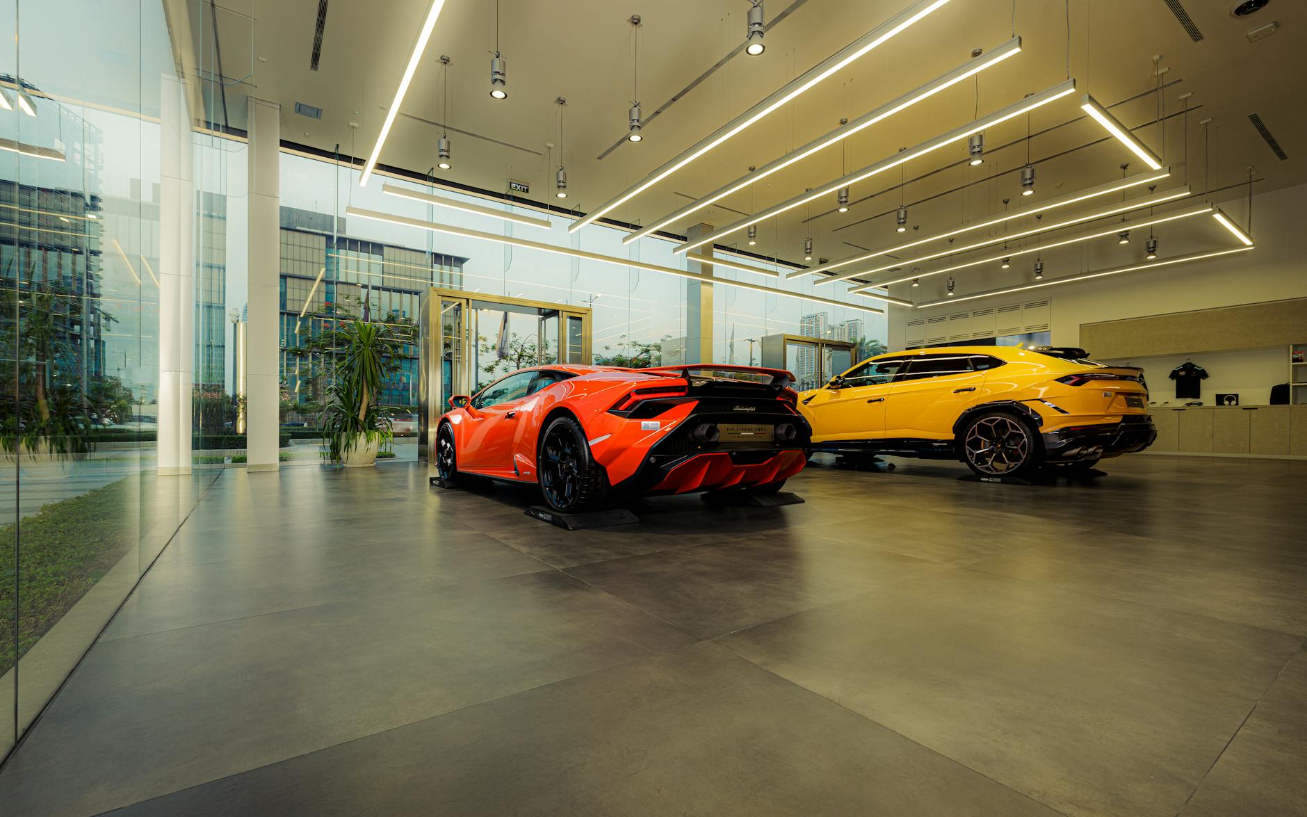 Salon luksusowych aut z kilkoma sportowymi Lamborghini