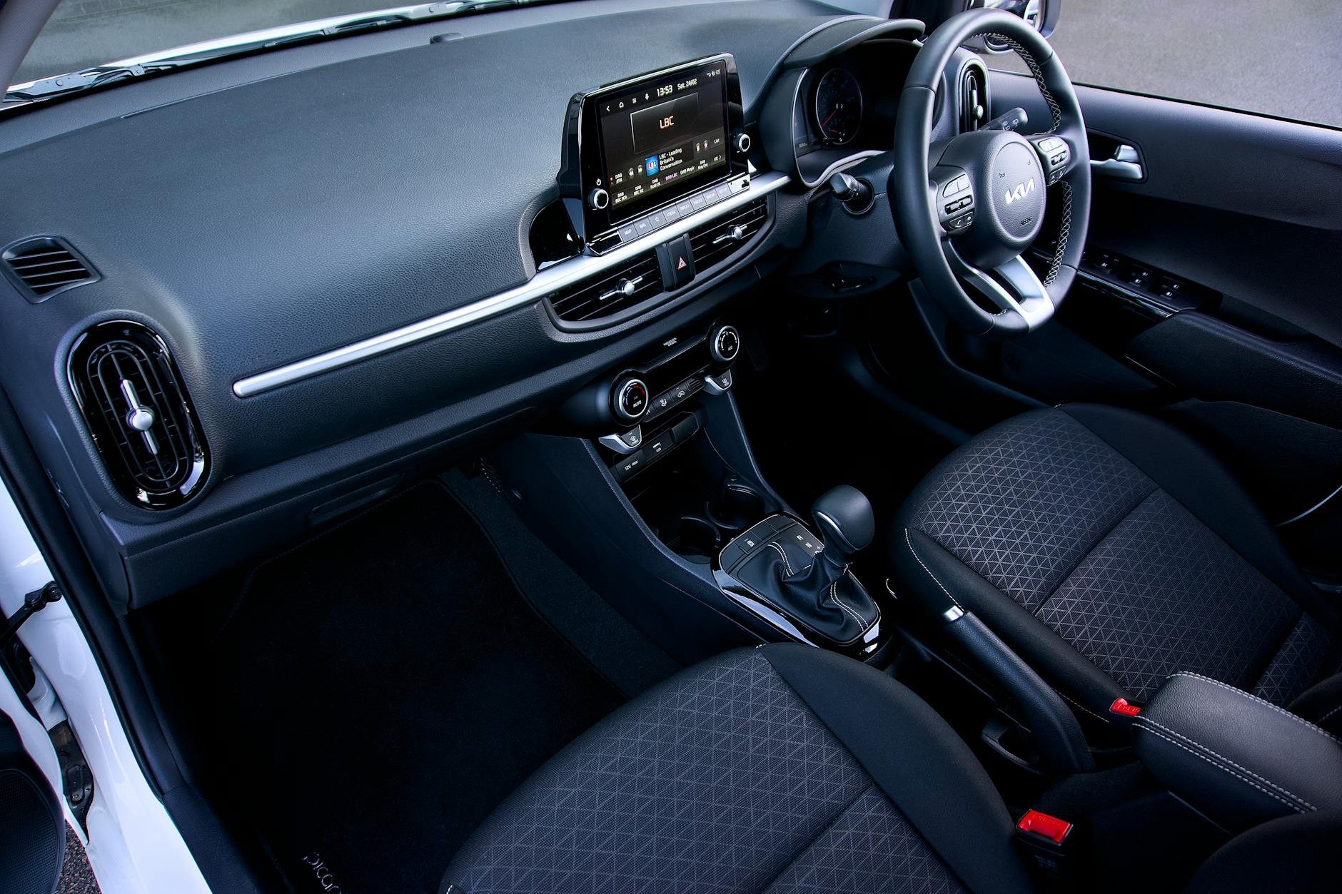 Wnętrze miejskiego auta z nowoczesną deską rozdzielczą i panelami sterowania