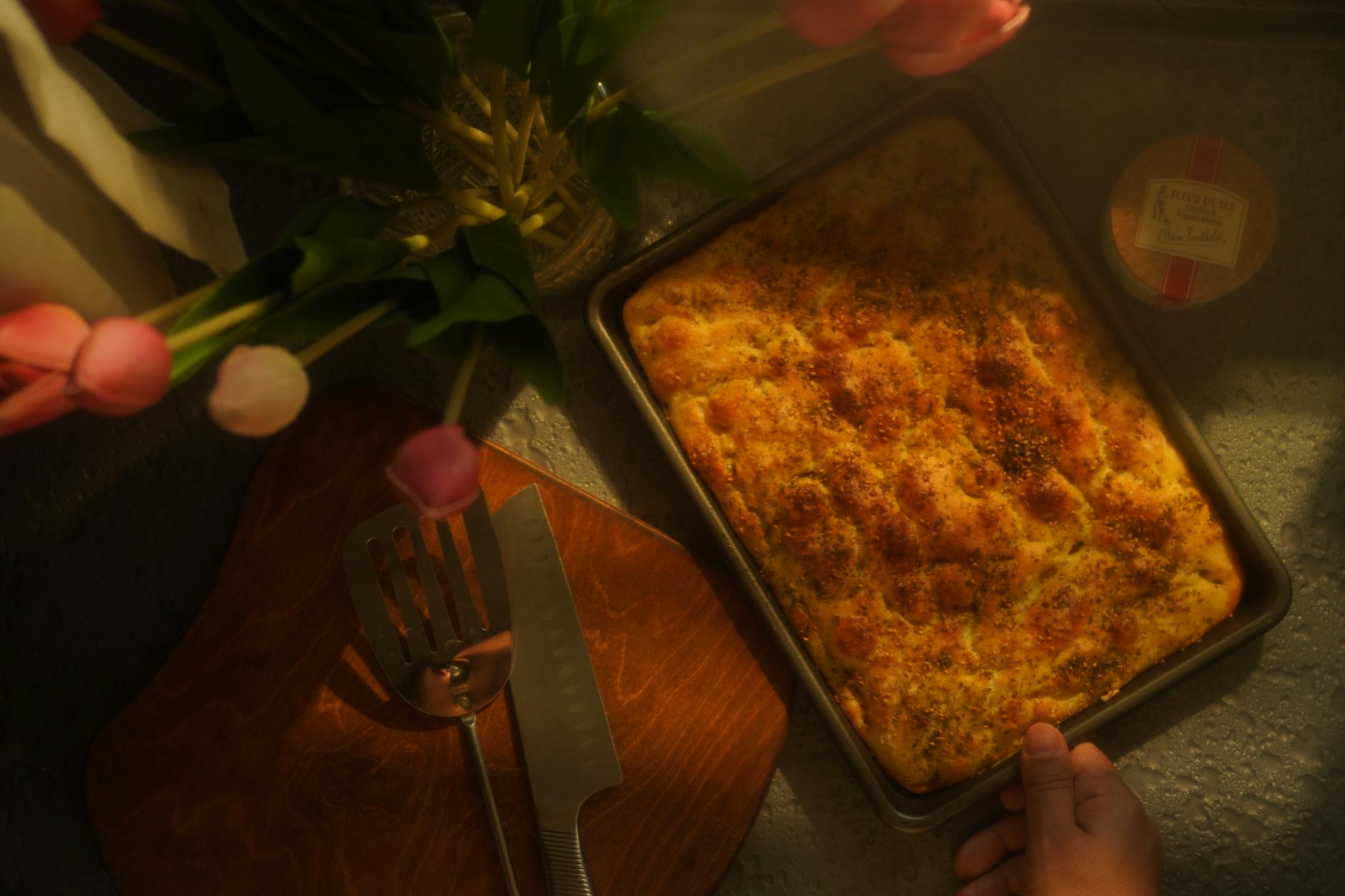 Ciepła kuchnia z dopiero co upieczoną, złocistą focaccią