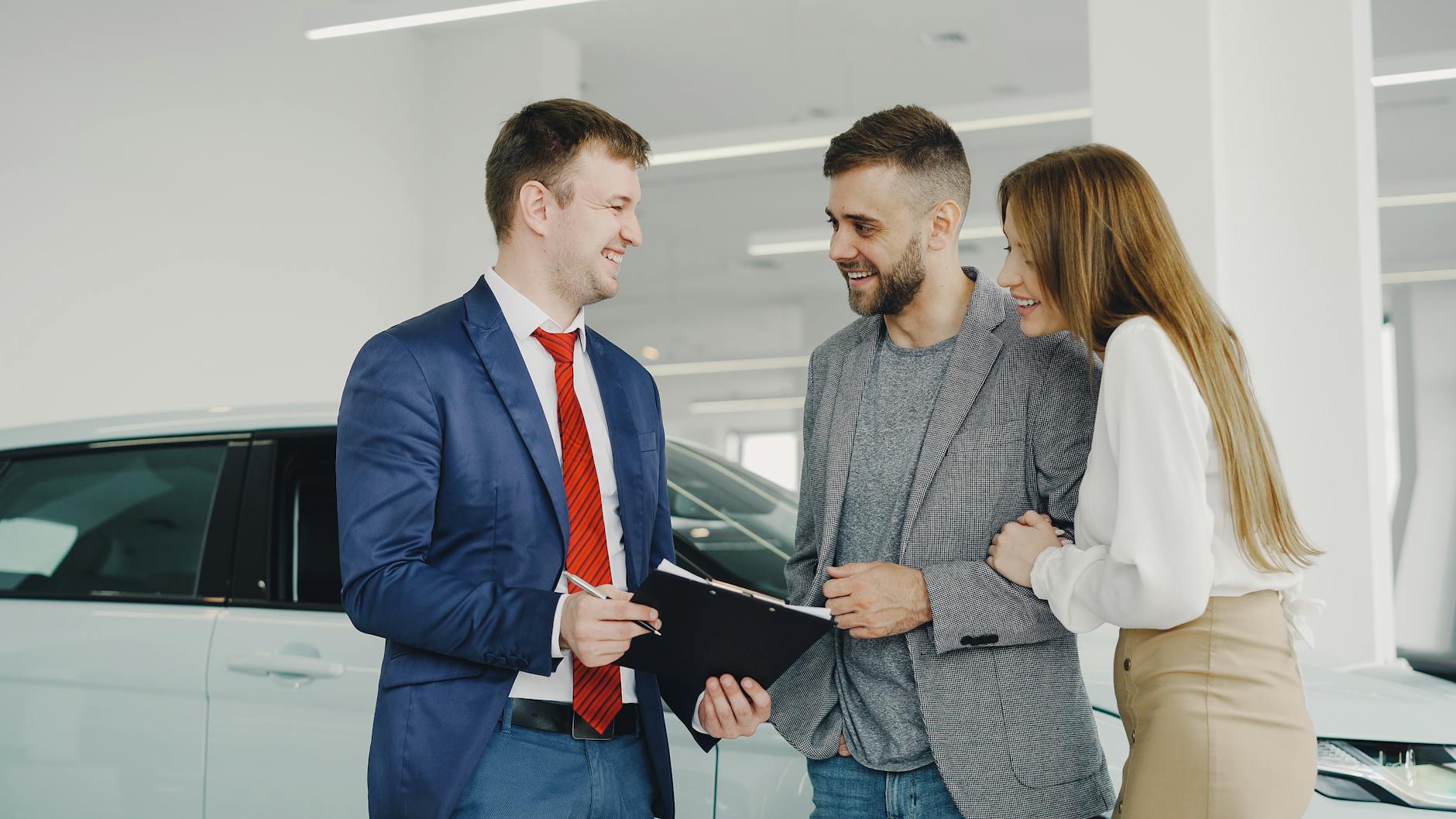 Para kupuje nowego Jeepa w salonie, sprzedawca wręcza kluczyki