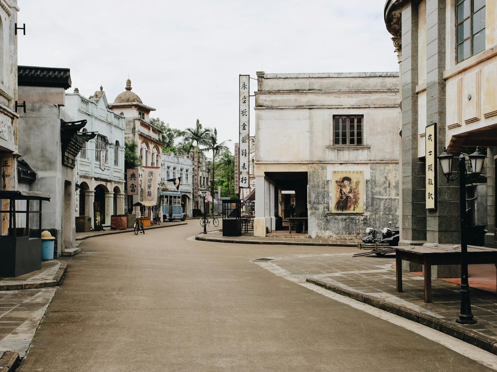 Spokojna ulica w łódzkiej starówce z zabytkowymi kamienicami