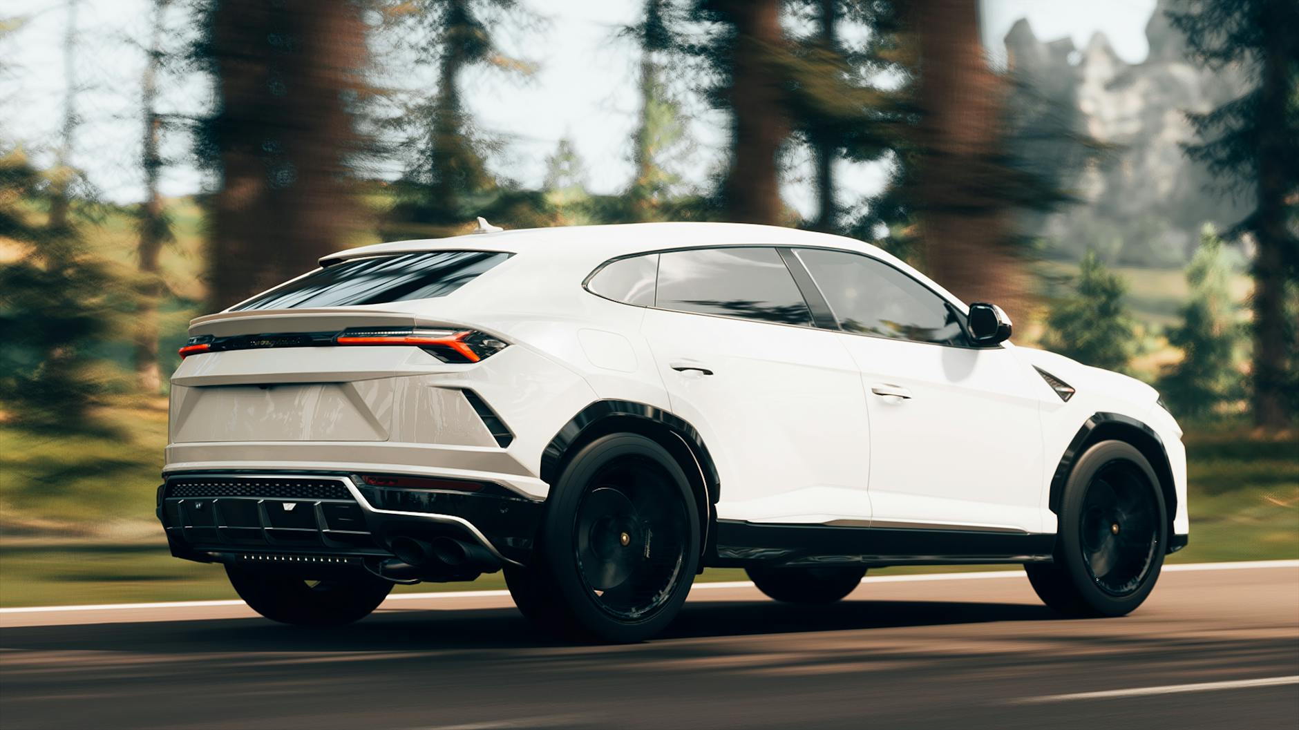 Biały Lexus RX 450h jedzie szybko malowniczą drogą