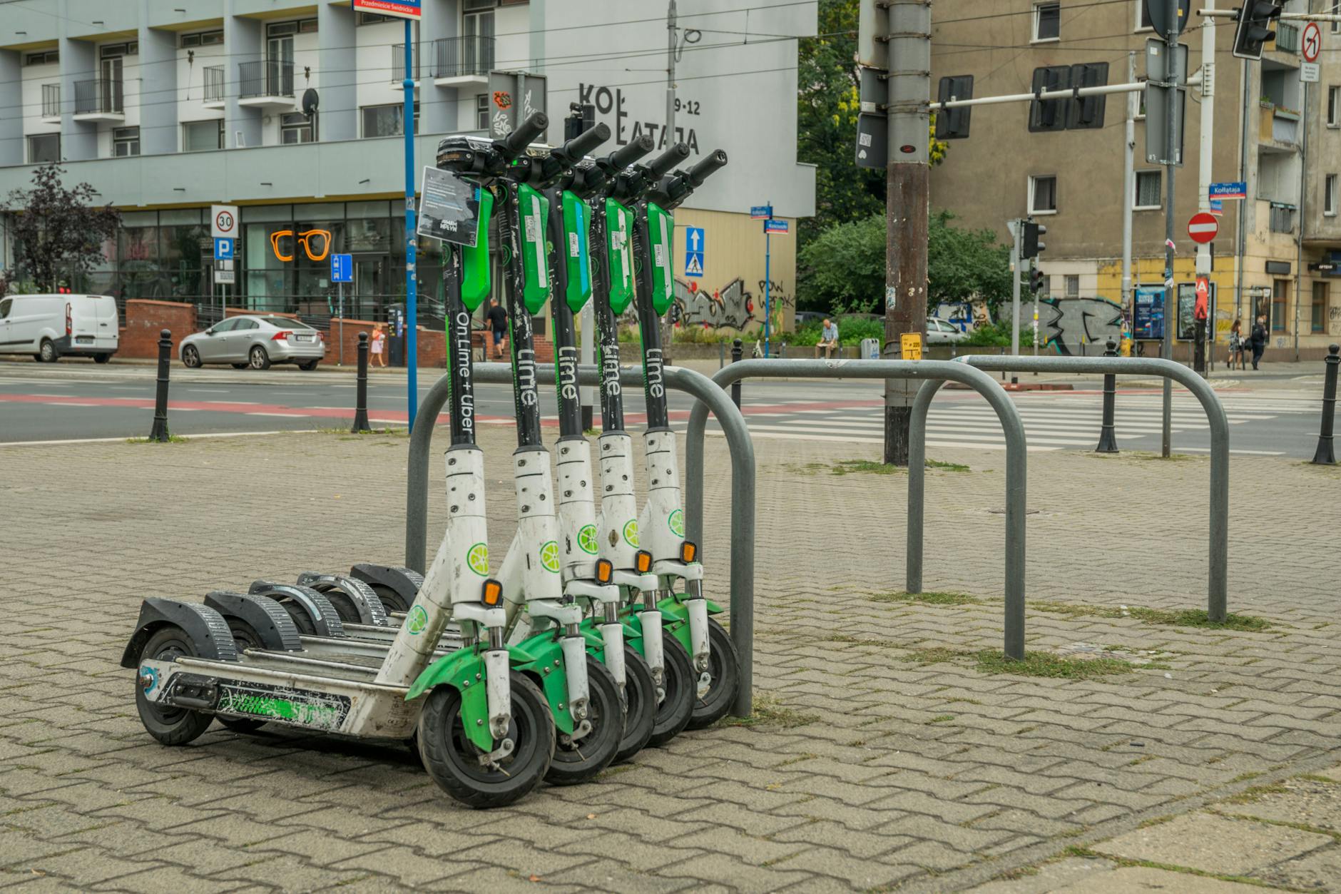 Hulajnogi elektryczne Lime zaparkowane w centrum Wrocławia