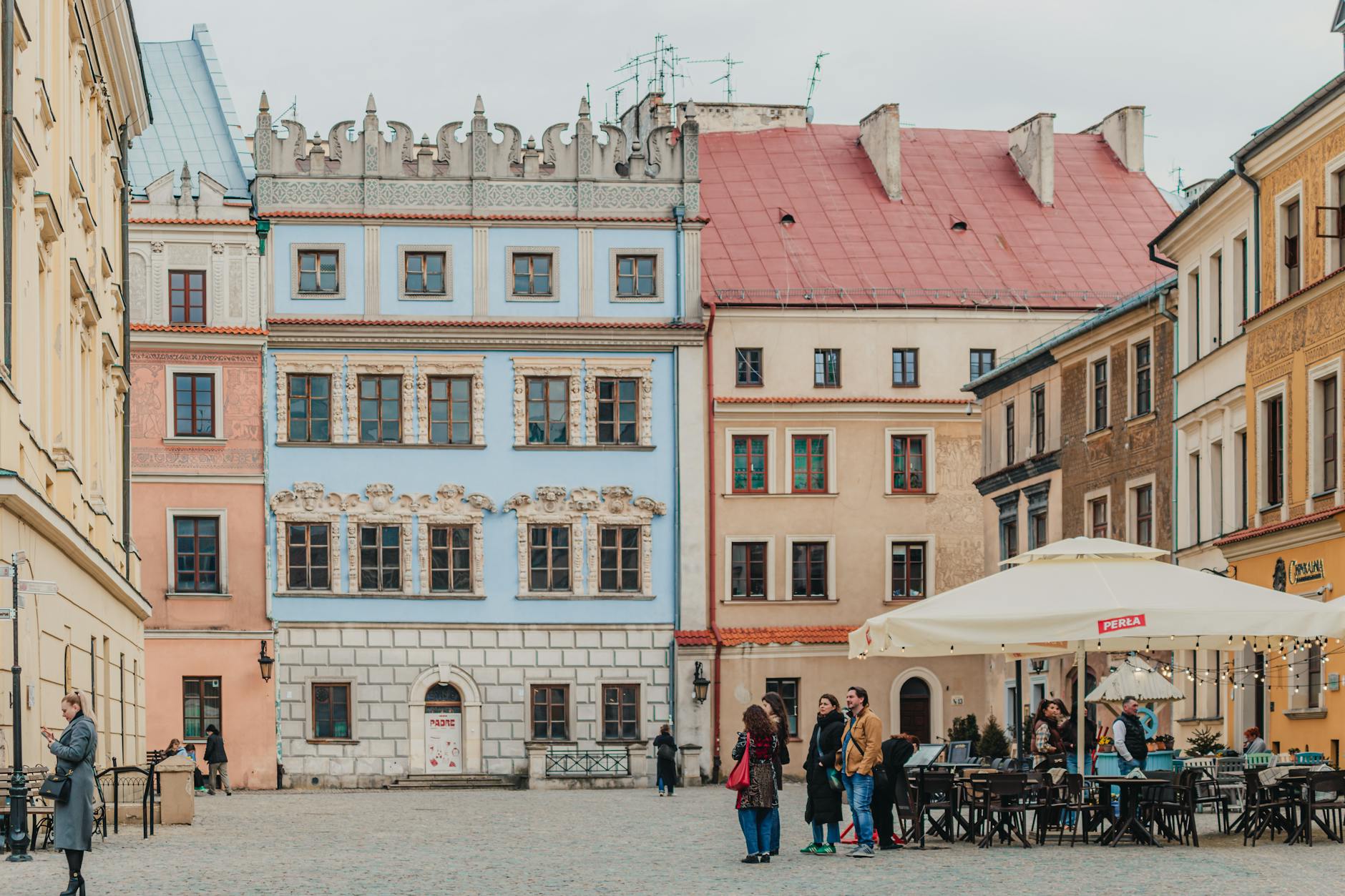 Kolorowy rynek z kawiarniami w lubelskiej starówce Kolorowy rynek z kawiarniami w lubelskiej starówce