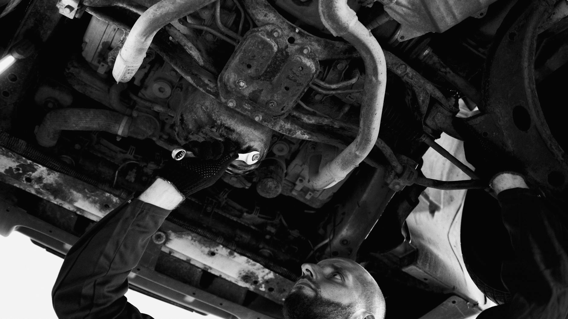 Mechanik naprawiający podwozie Toyoty Land Cruiser w warsztacie