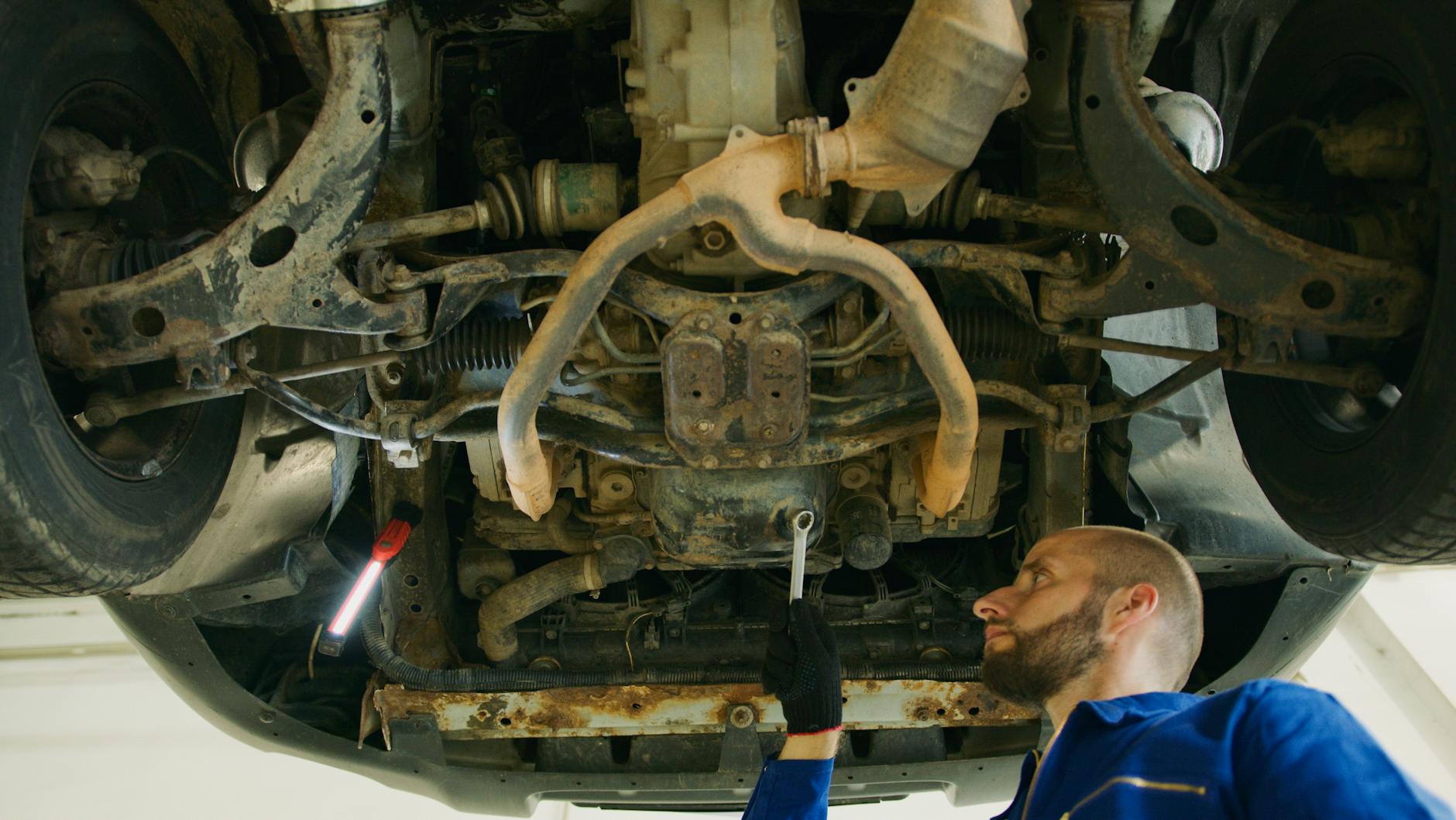 Mechanik sprawdza od spodu ramę i zawieszenie Toyoty Land Cruiser