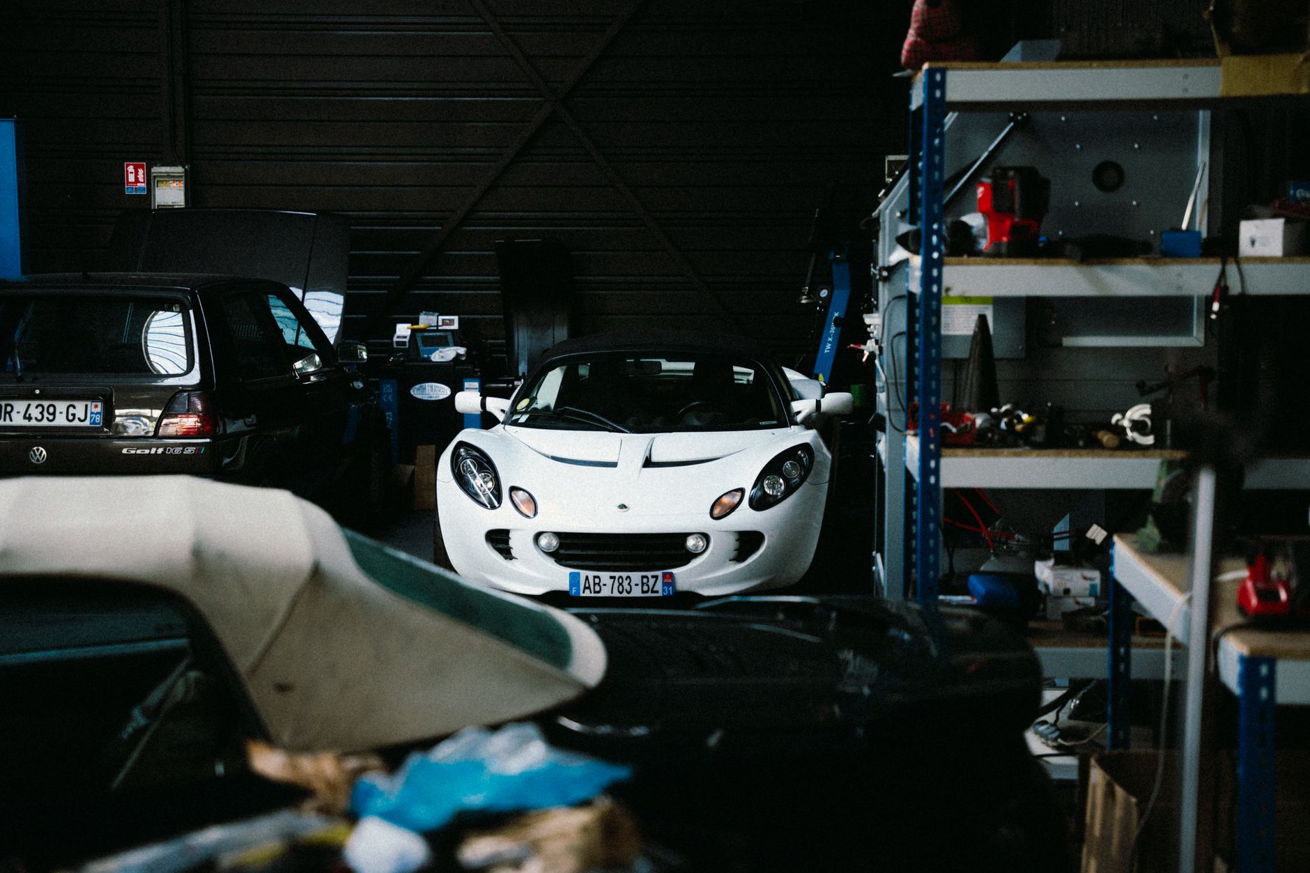 Białe klasyczne Ferrari zaparkowane w słabo oświetlonym garażu