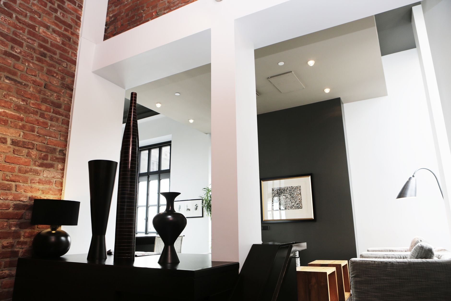 Nowoczesny salon loftowy z ceglaną ścianą i eleganckimi dodatkami