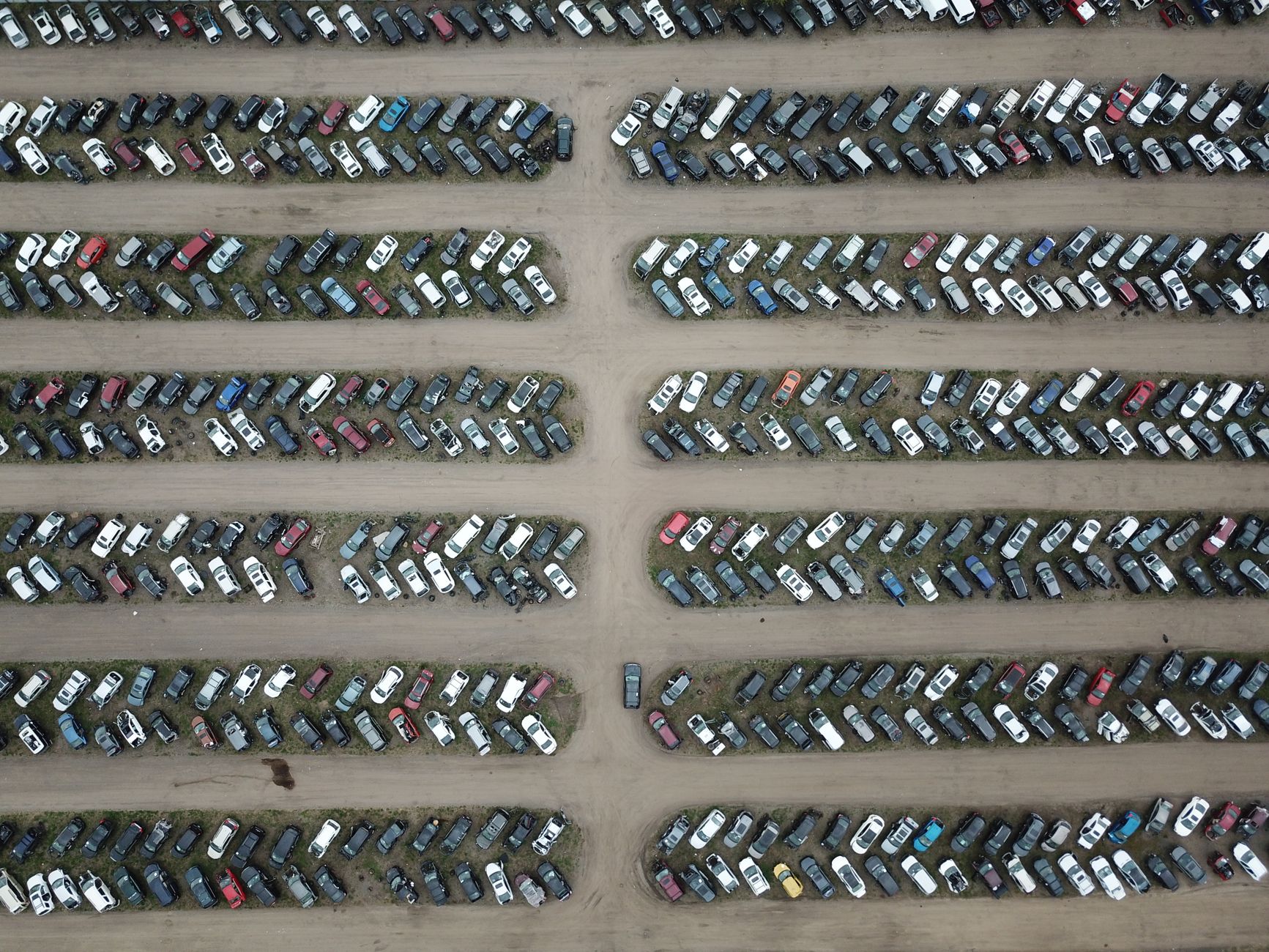 Import Chevroletów z USA – jak czytać raporty Carfax i AutoCheck, żeby nie kupić powypadkowego auta po nieudanej naprawie blacharskiej Parking z wieloma samochodami widziany z góry