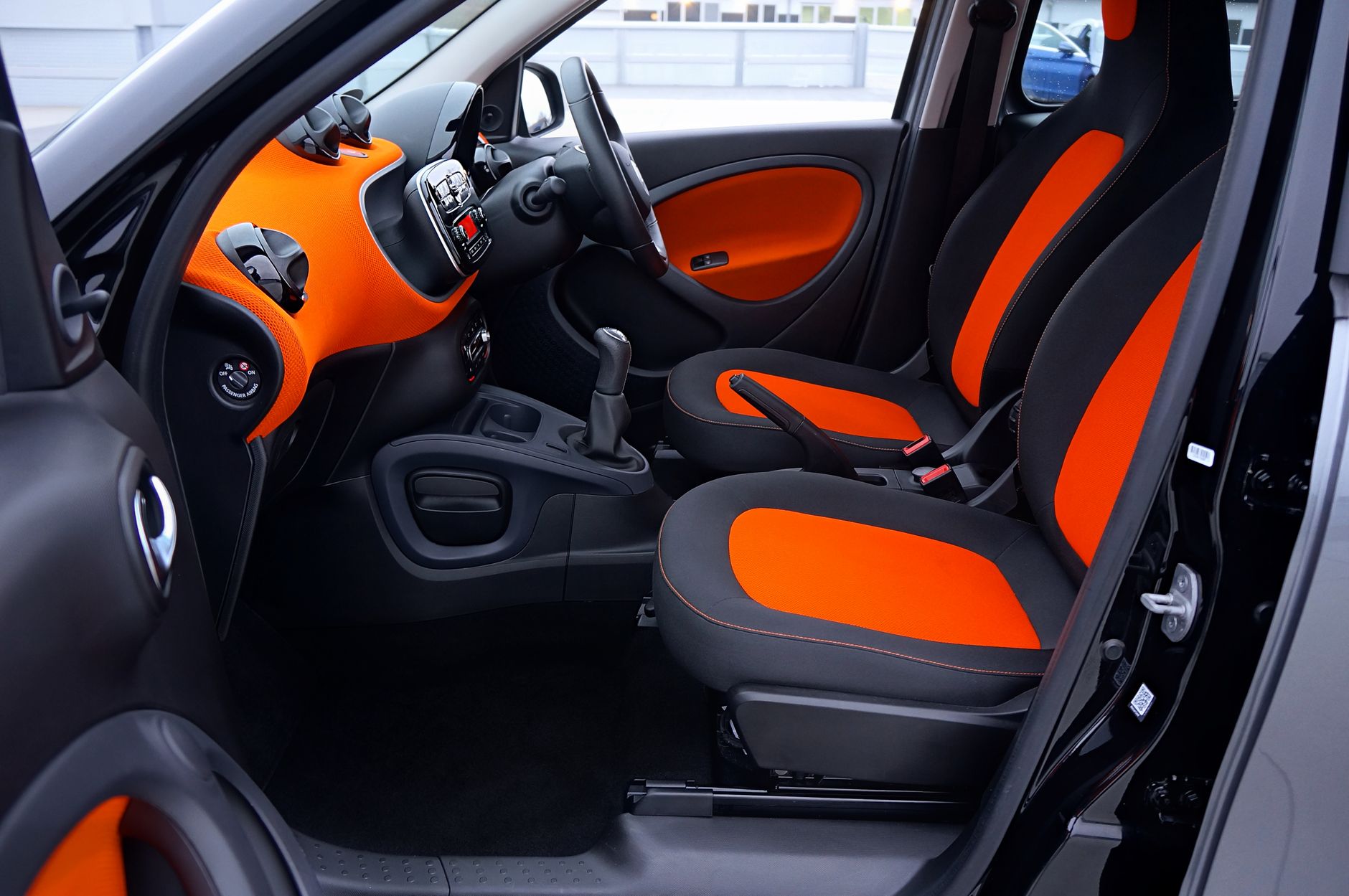 Wnętrze Citroëna C3 z pomarańczowo-czarnymi siedzeniami