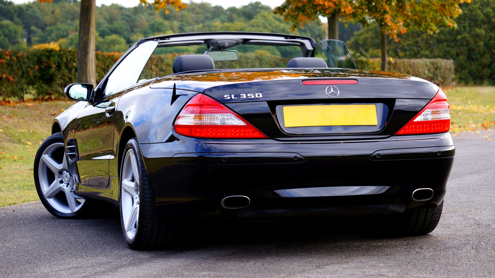 Czarny Mercedes-Benz SL 350 kabriolet zaparkowany jesienią