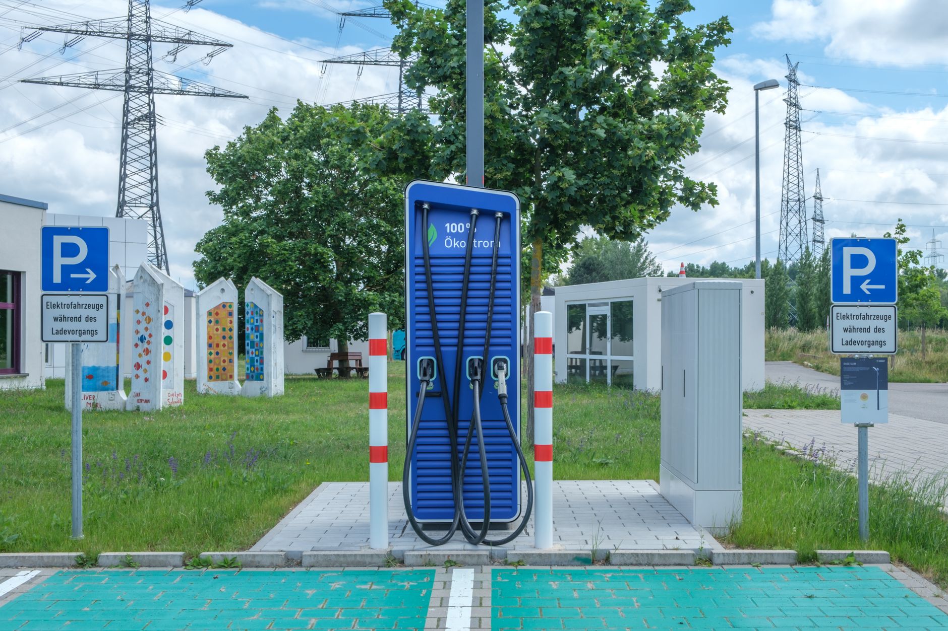 Publiczna stacja ładowania samochodów elektrycznych przy drodze