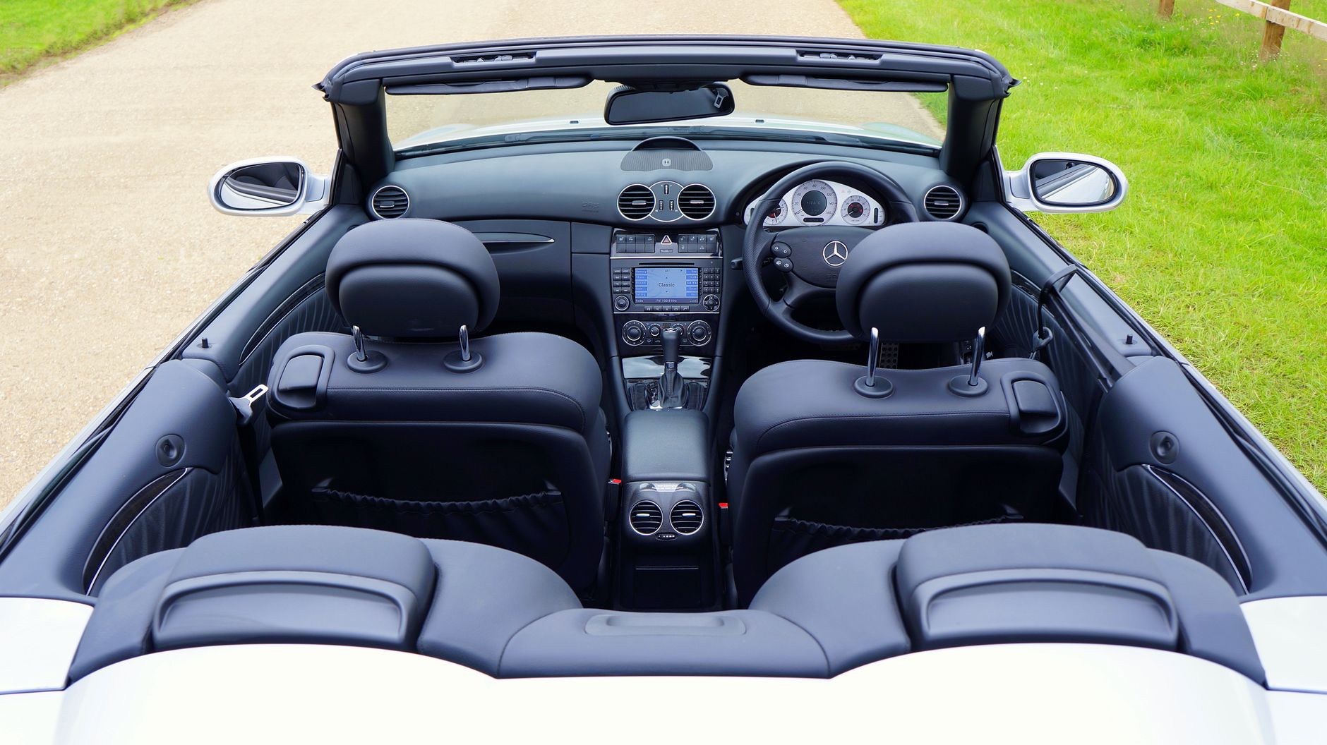 Wnętrze luksusowego kabrioletu Mercedes-Benz z góry