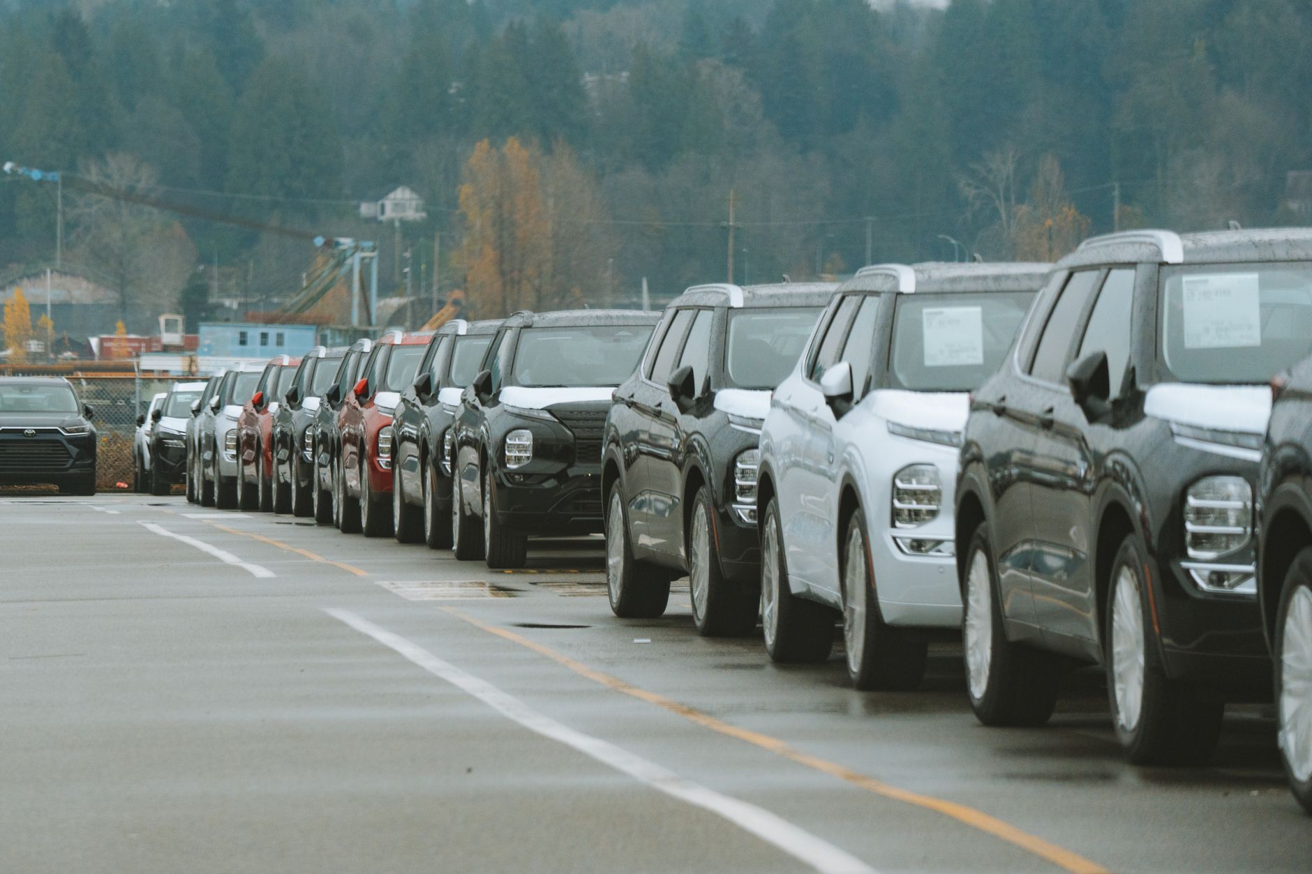 Rząd nowych SUV-ów na placu dealerskim Kia na sprzedaż