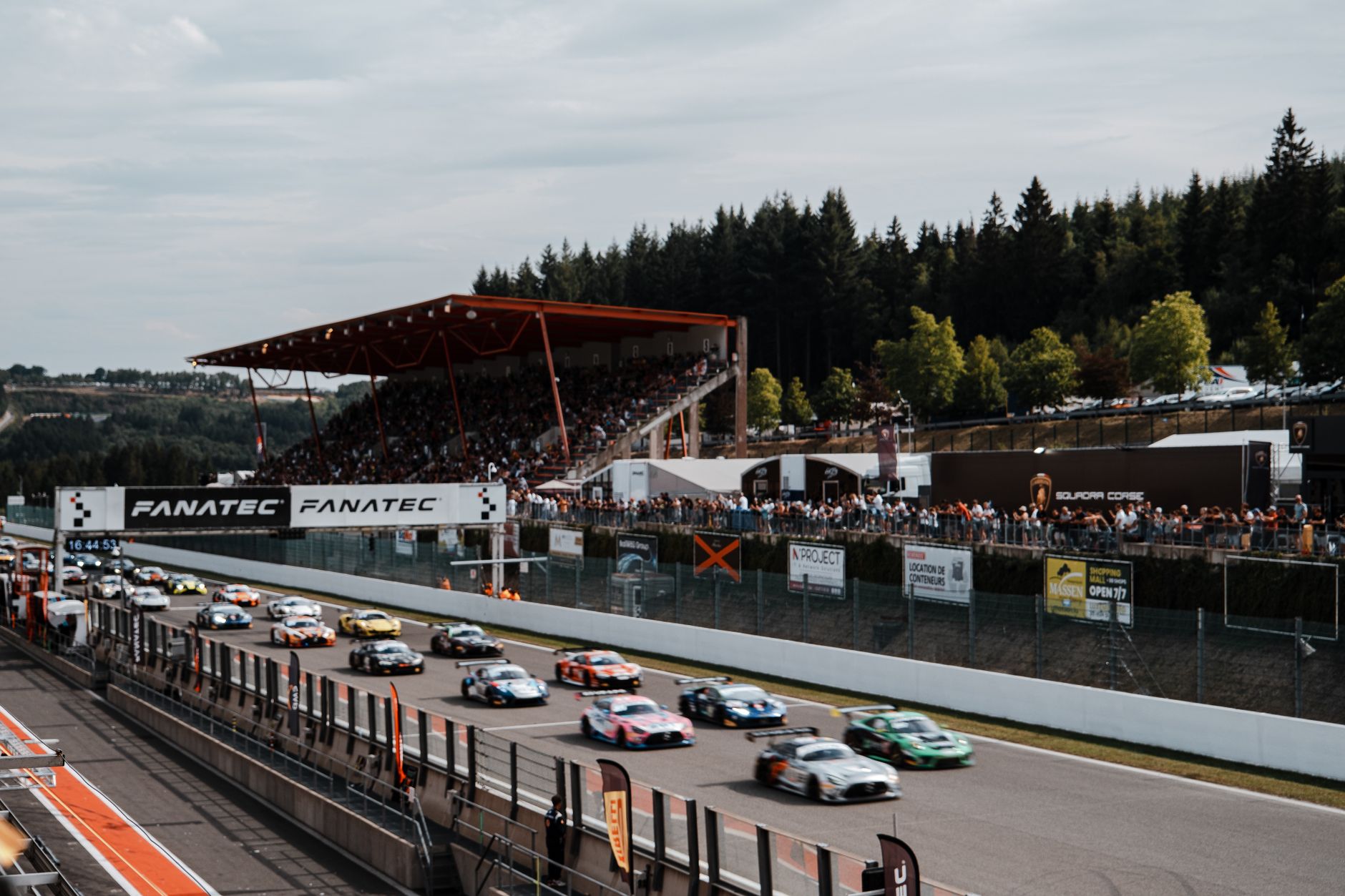 Wyścig Ferrari na torze Spa-Francorchamps przy pełnych trybunach