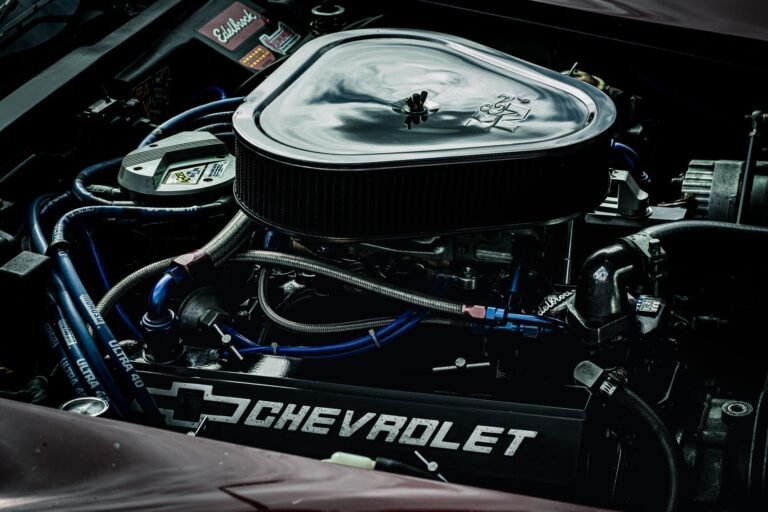 Zbliżenie na silnik Chevrolet z widocznymi elementami mechanicznymi